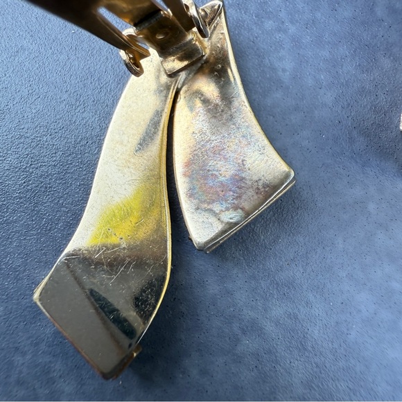 Vintage Gold Tone Abstract Clip On Earrings in Scroll Ribbon Design that Sparkle - Picture 7 of 17